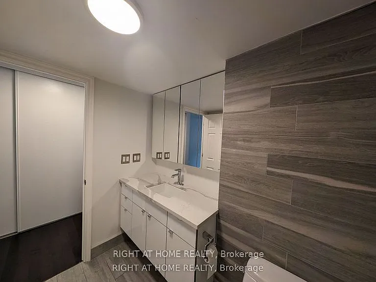 280 Simcoe St #807 — Photo 14