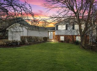 16 Devon Rd, Bloomington, IL 61704