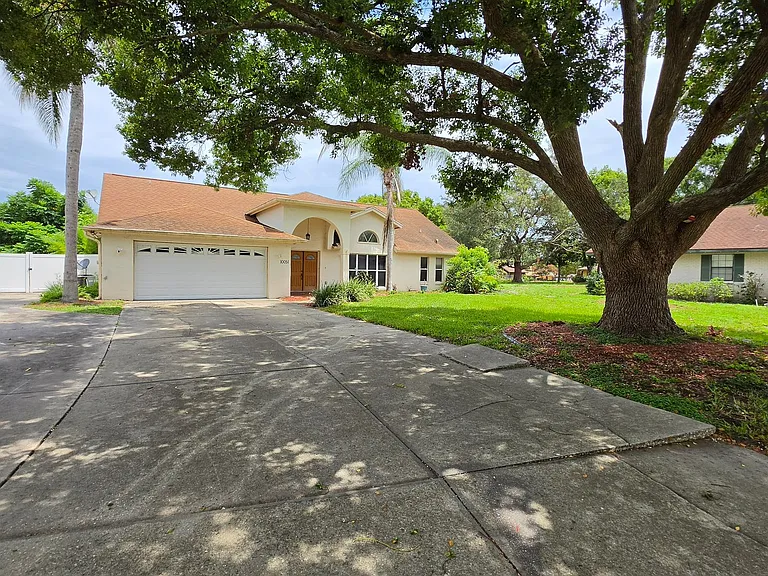 10051 Dorset Dr — Photo 2