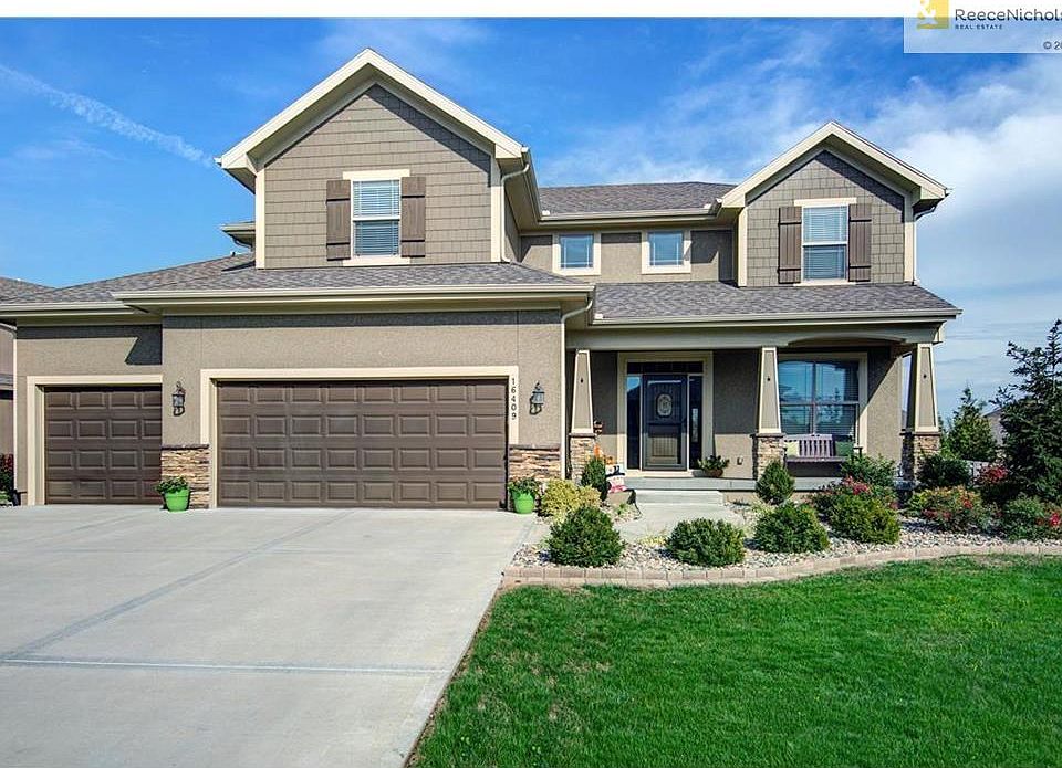 WELCOME HOME TO THIS BEAUTIFULLY MAINTAINED HILMANN MIDDLETON II