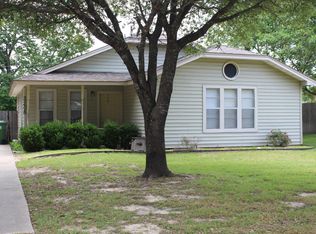 3208 Chapel Ct, Bryan, TX 77803