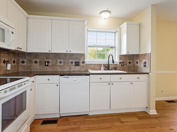 5th image of 207 Eisenhower Dr