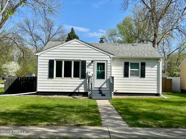 1522 14th Ave S, Grand Forks, ND 58201