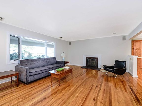 3rd image of 5 Stuart Dr E