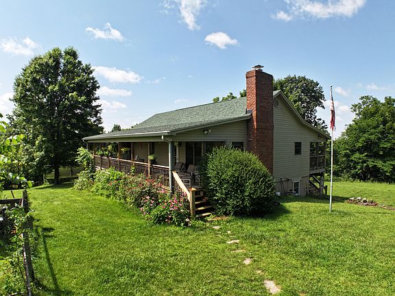 2nd image of 975 Red River Rd