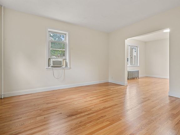 3rd image of 10 Frances St #10