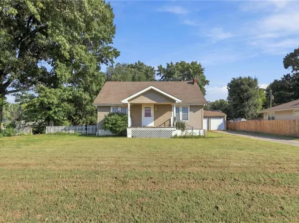 219 W 4th St, Tonganoxie, KS 66086