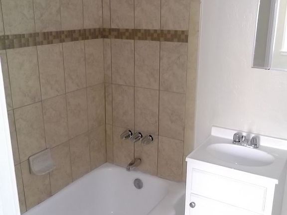 5th image of 527 N Alexandria Ave APT 6