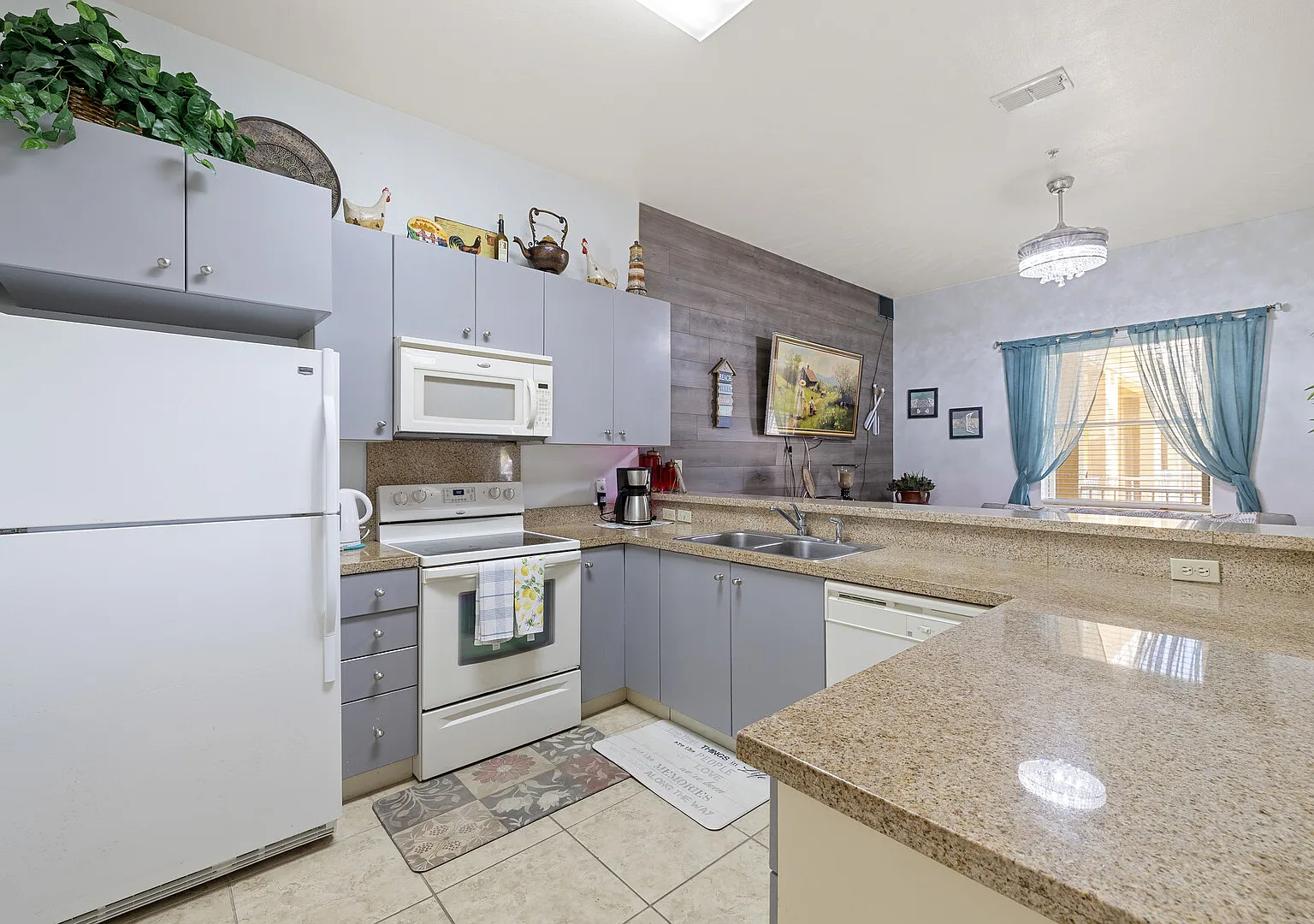 Cozy/Spacious/Clean Condo 10 minute walk to beach — Photo 4