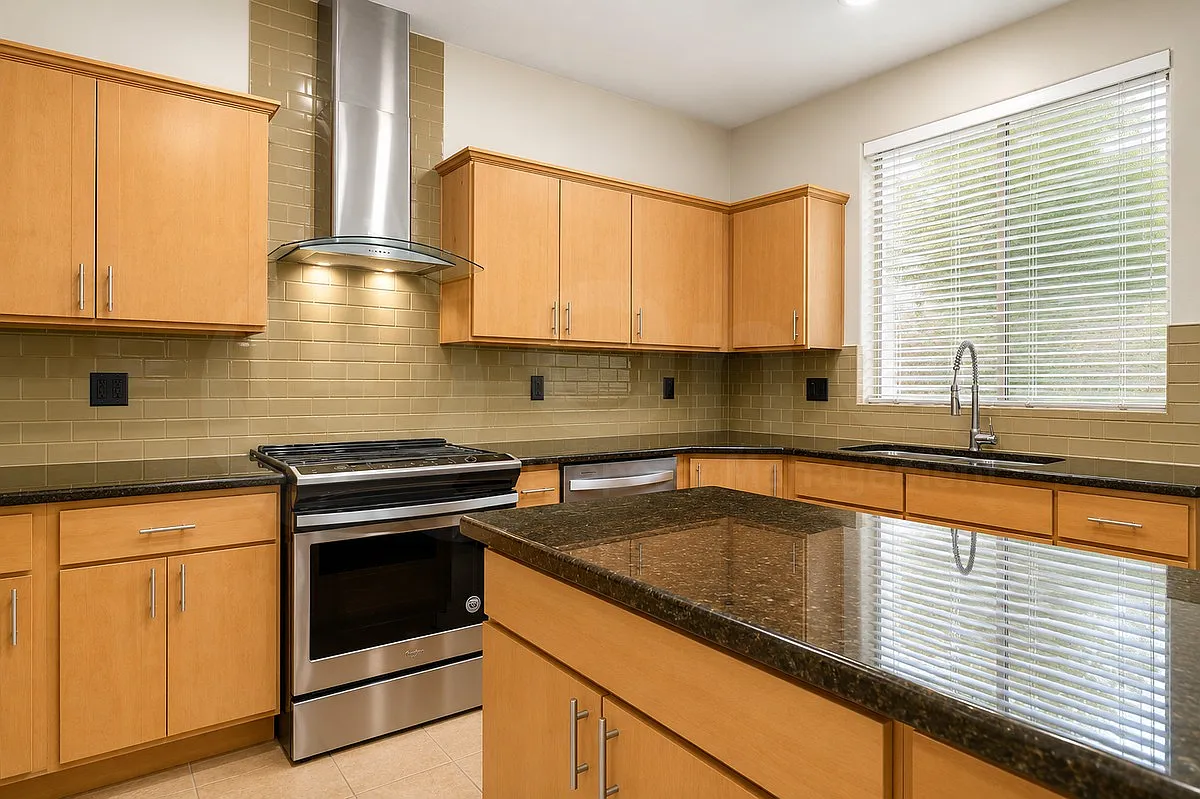 3 bed, 2.5 bath, 1799 sqft, $2,499 — Photo 3