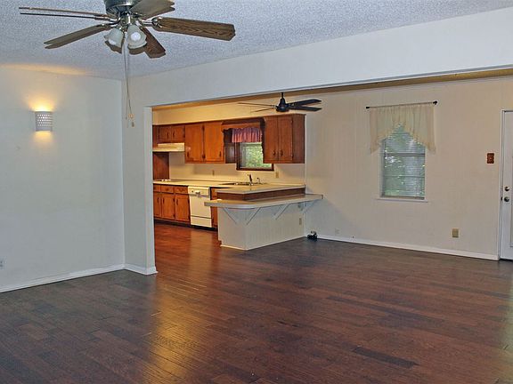 3rd image of 121 E Dawn Dr