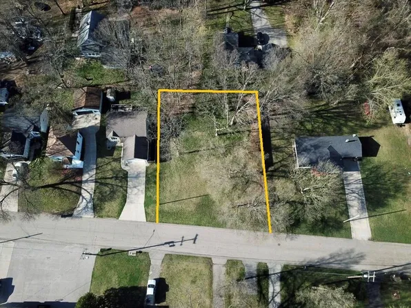 1733 Vinecroft St NW, Grand Rapids, MI 49544