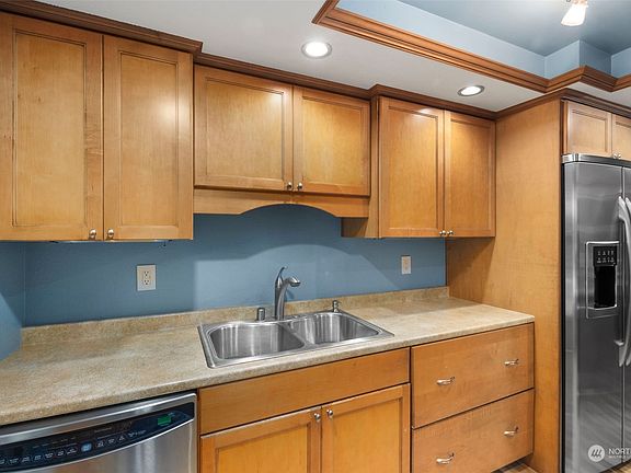 3rd image of 4727 W Lake Sammamish Parkway SE #B105