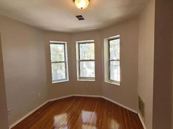 5th image of 211 N 15th St APT 2