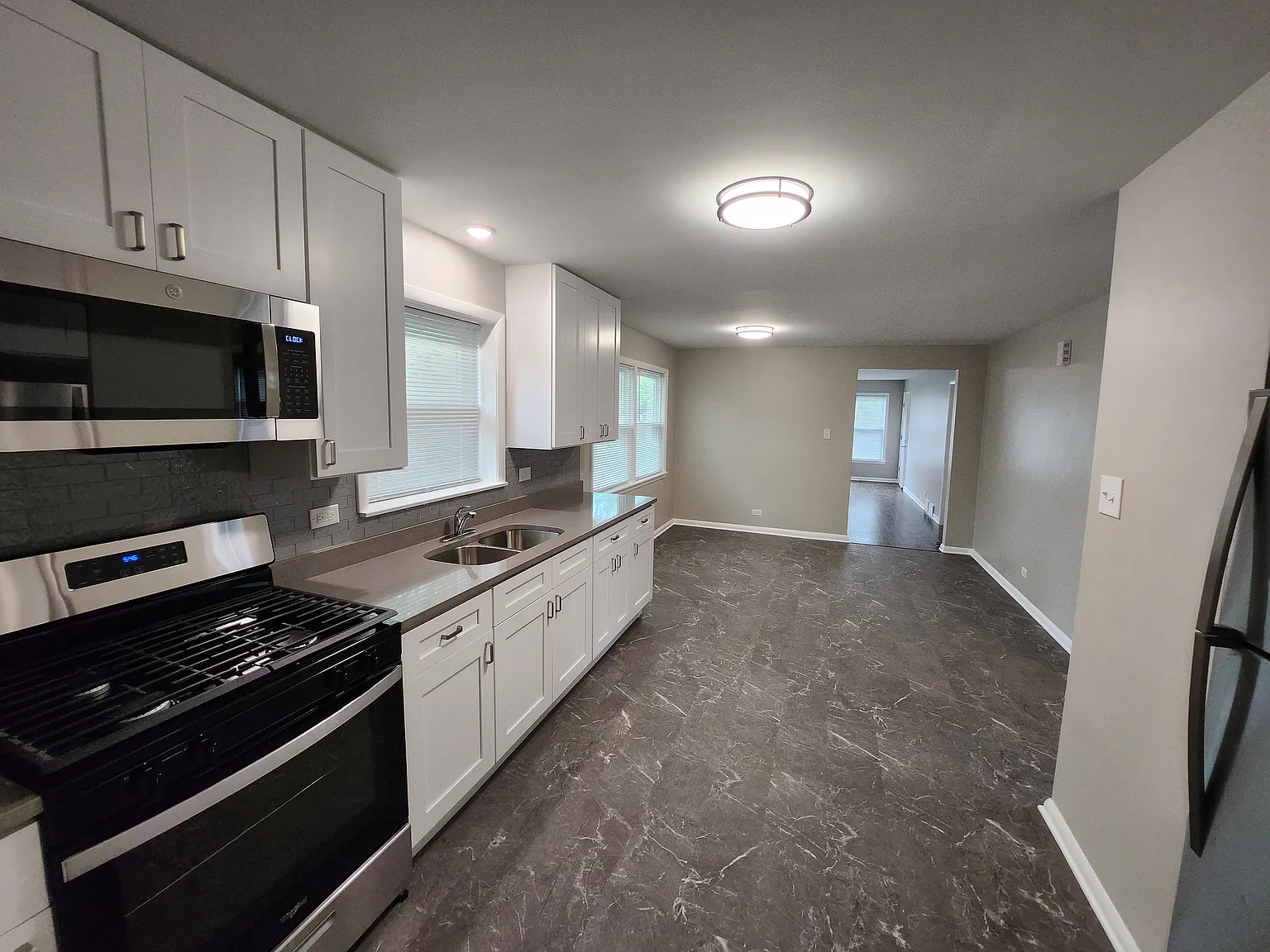 12132 S Michigan Ave — Photo 4