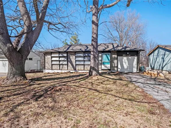 1104 NE 45th St, Kansas City, MO 64116