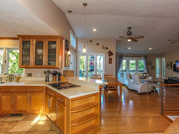 5th image of 711 Lakeview Cir