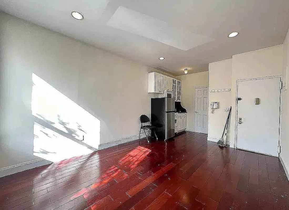 309 E 37th St — Photo 3
