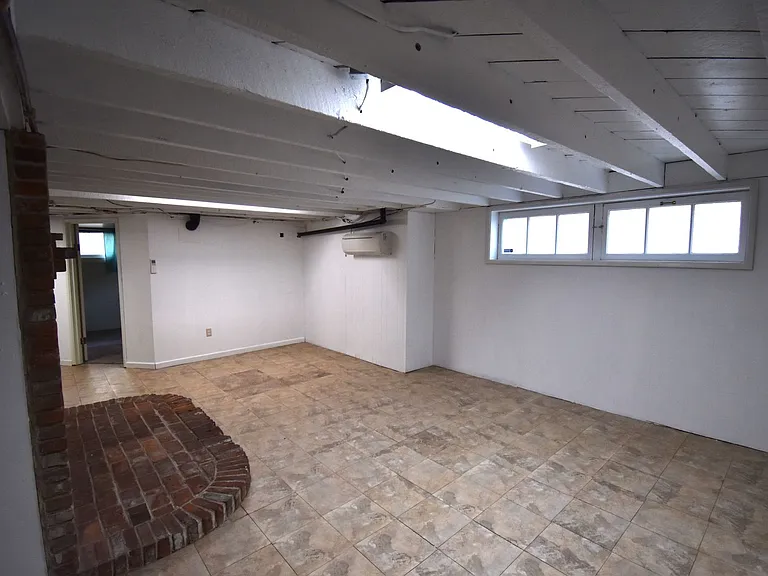 586 Grove St — Photo 28