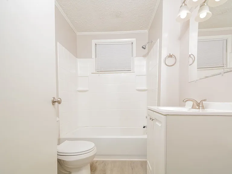 1774800_029_bathroom_13322559.jpg