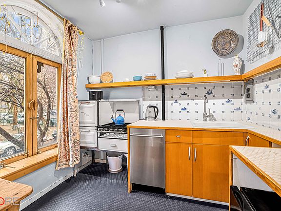 4th image of 431 E 6th St APT 2