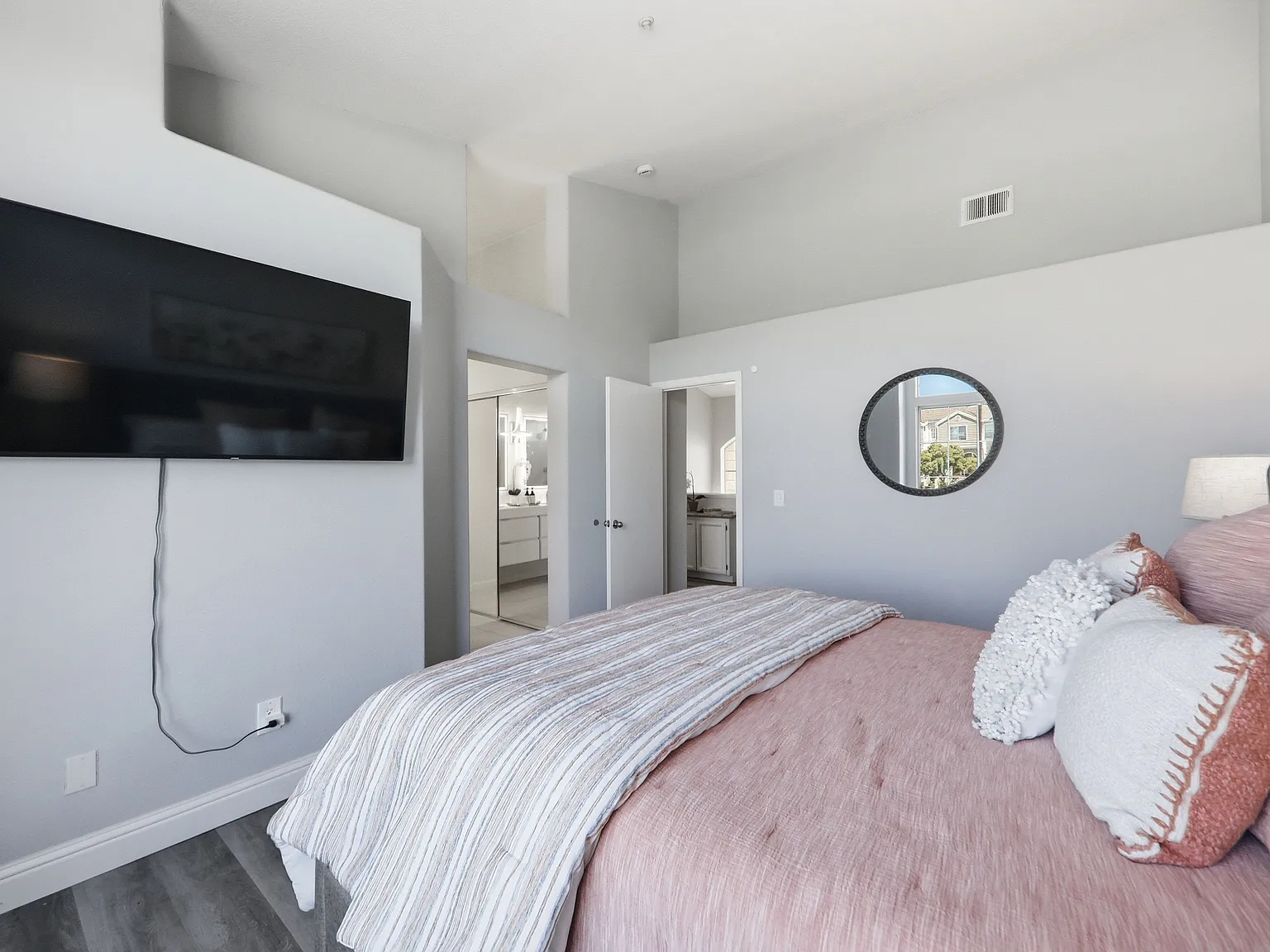 2 bed, 2.5 bath, 1421 sqft, $5,500 — Photo 3