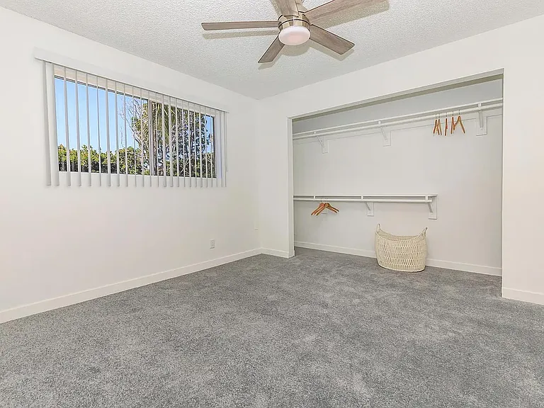 Vio Cerritos — Photo 31