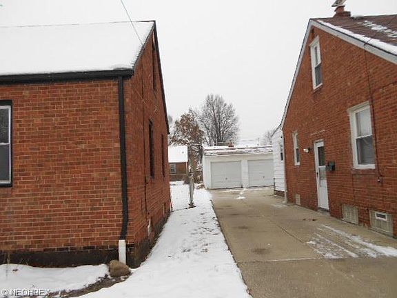 2nd image of 25850 Farringdon Ave