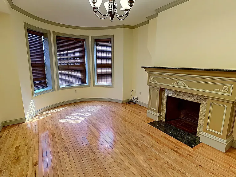 531 Newbury St — Photo 3