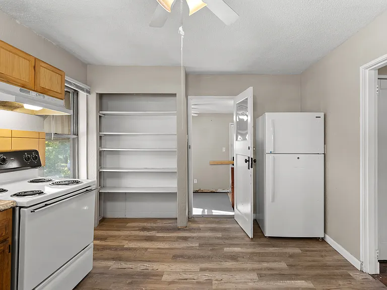 323 Ames Pl — Photo 12