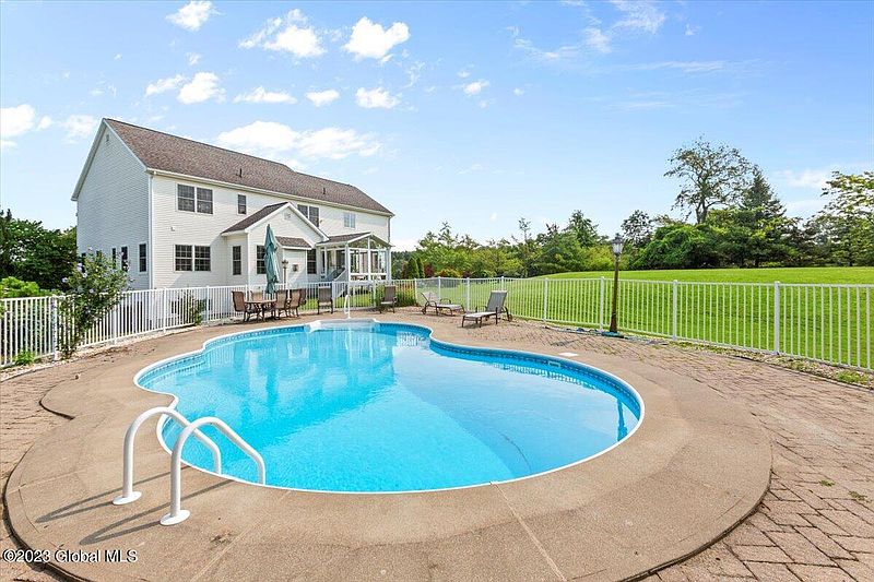 3rd image of 27 Ponderosa Boulevard