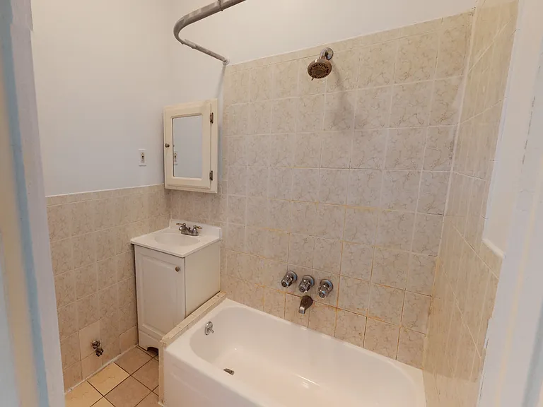 236 E 13th St #26 — Photo 3