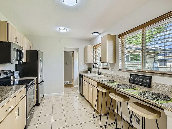 kitchen with eat-in bar