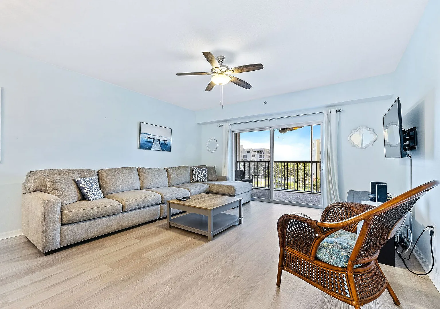 Beautiful 3 Bed 2 Bath Ocean Walk Condo — Photo 2