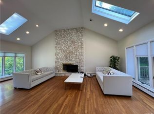 47 Old Field Ln, Lake Success, NY 11020