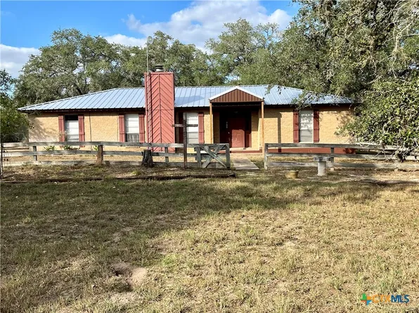 706 Slickfield Rd, Yorktown, TX 78164