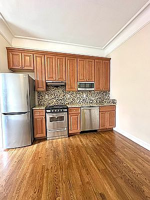 5th image of 2350 Broadway #510A