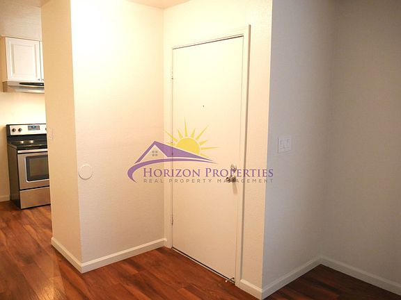 4th image of 800 Main St APT B