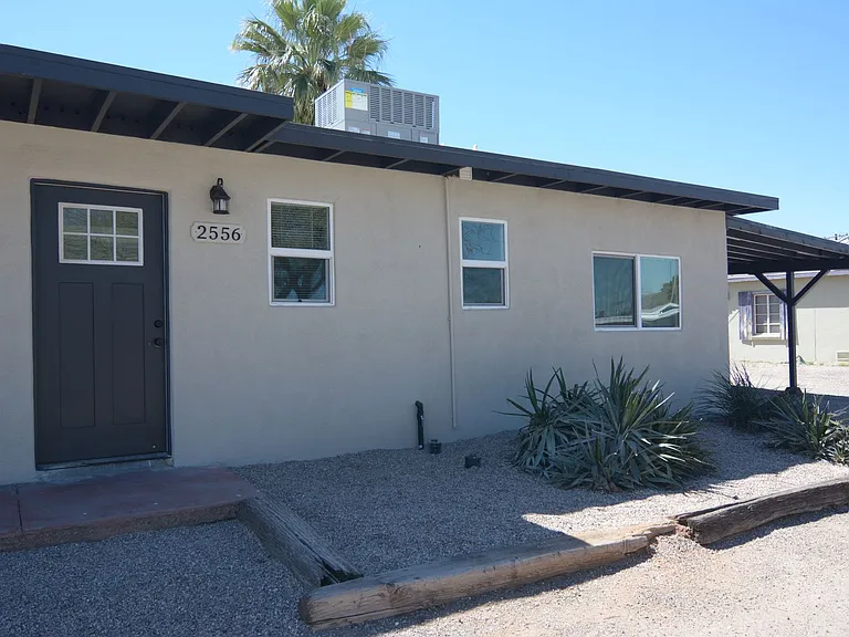 2556 E Silver St — Photo 1