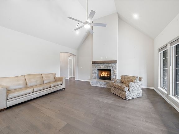 3rd image of 4525 S Ivy Ave