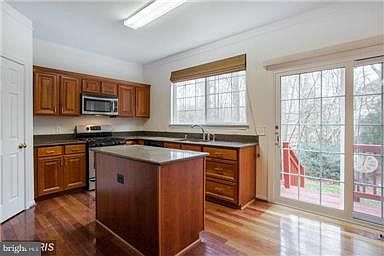 4th image of 4915 Benecia Ln