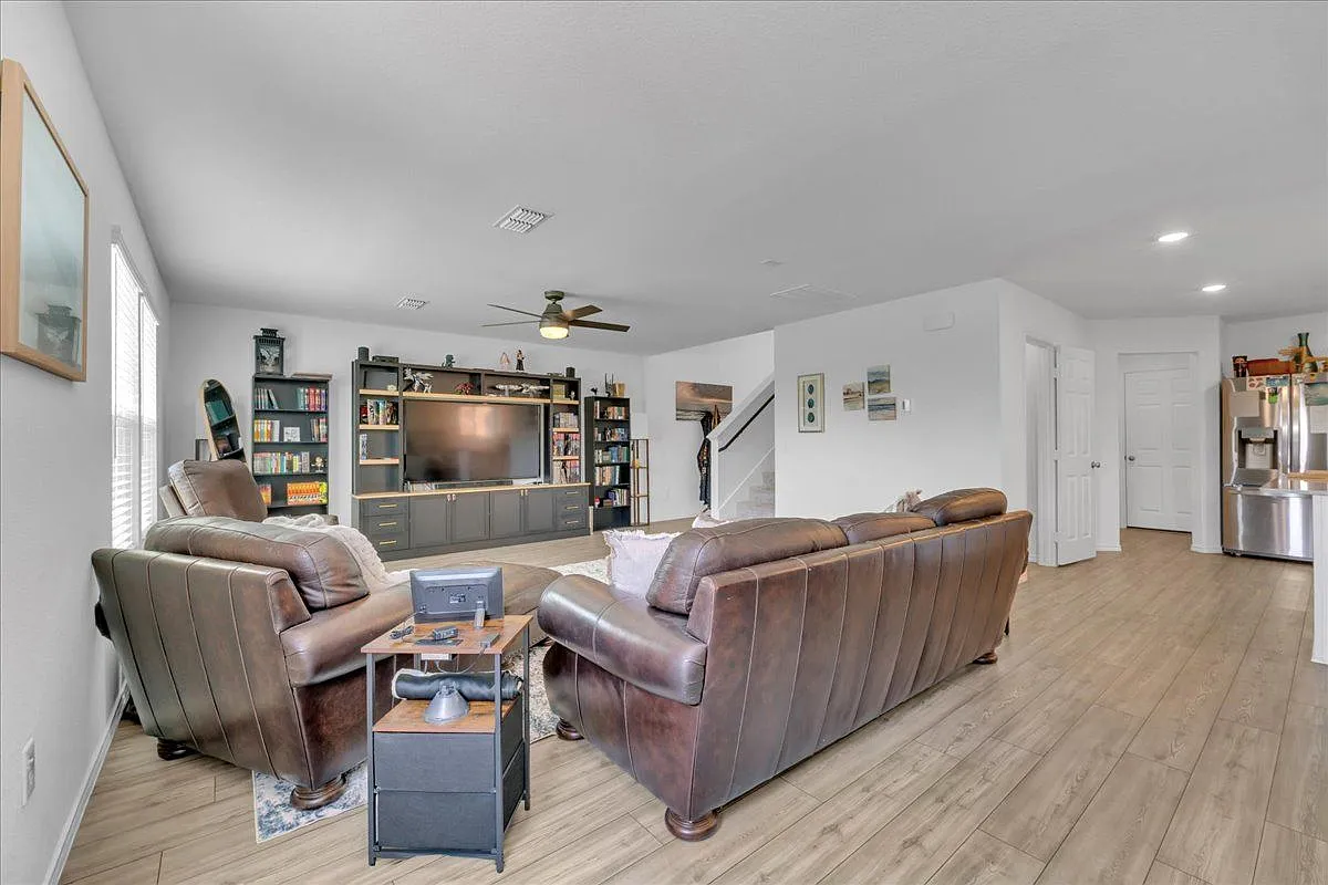 3 bed, 2.5 bath, 2044 sqft, $2,300 — Photo 2