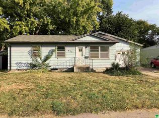 936 Sunset Dr, Vermillion, SD 57069