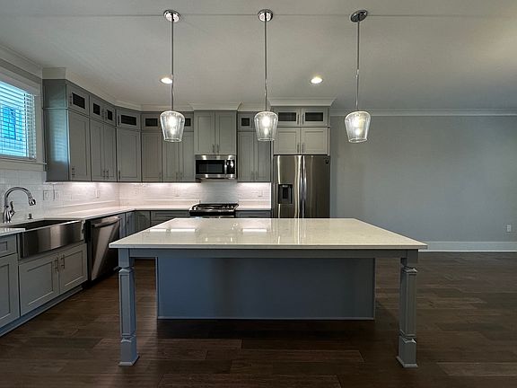 Large Island with Kitchen