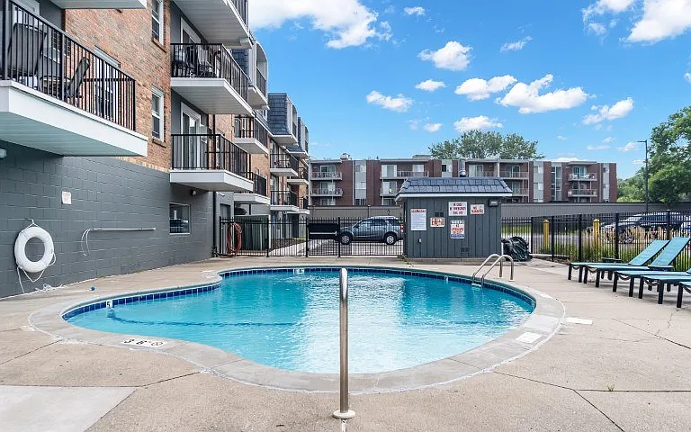 Chateau Apartments — Photo 23