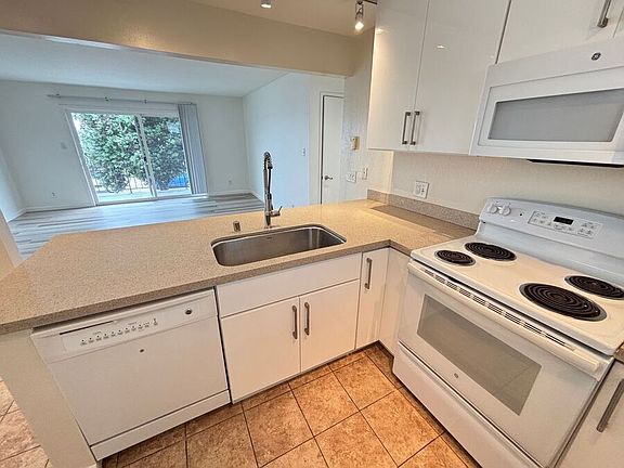 5th image of 1701 Shoreline Dr #203