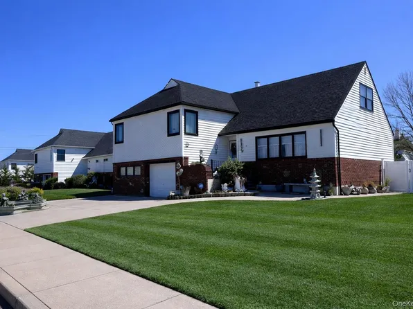 13 Noon Place, Freeport, NY 11520