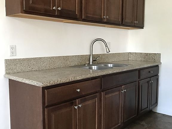 2nd image of 609 W Hyde Park Blvd APT 02
