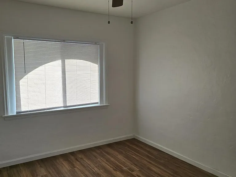 4527 Esther St — Photo 12
