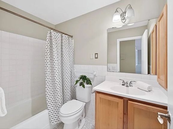 3rd image of 2727 W 43rd St